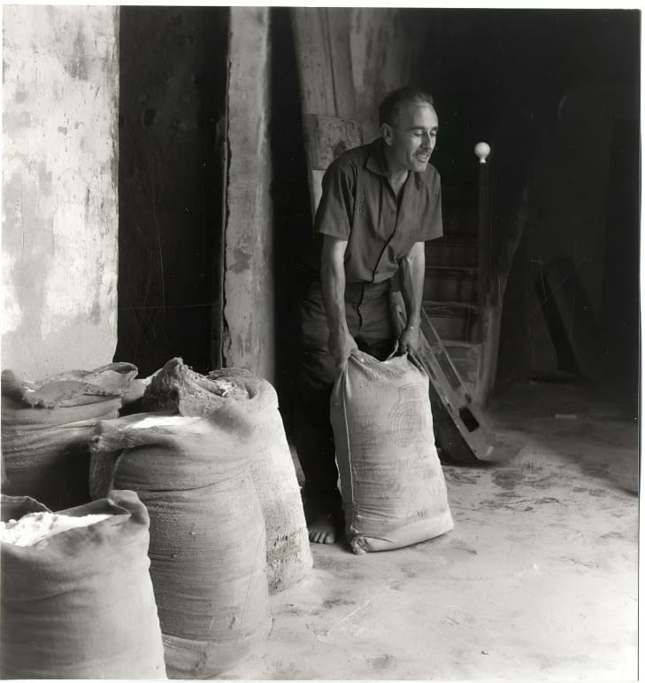 Carregant sacs de sal. Imatges cedides pel Jordi Gallofré 3